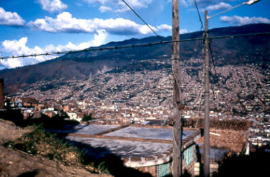 Vista de la comuna numero 1 desde la numero 2, Medellin  
PEVAL 1984
Palabras clave: MEJORAMIENTO COMUNA 1