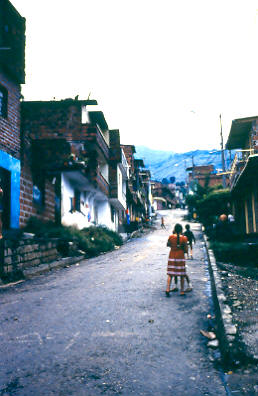 Una de las vías en el asentamiento San Pablo, Medellin 
PEVAL 1984
Palabras clave: MEJORAMIENTO SAN PABLO