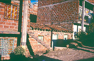 Fachada de viviendas de uno y dos pisos, asentamiento San Pablo, Medellin 
PEVAL 1984
Palabras clave: MEJORAMIENTO SAN PABLO