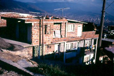 Fachada de vivienda de tres pisos, barrio San Pablo 
PEVAL 1984
Palabras clave: MEJORAMIENTO SAN PABLO