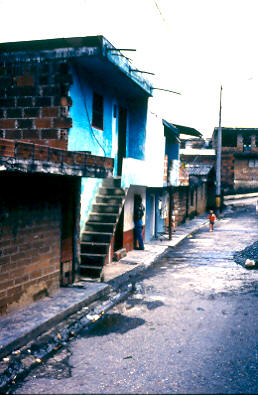 Fachada de viviendas y vias en buen estado, barrio Playon de los comuneros, Medellin 
PEVAL 1984
Palabras clave: MEJORAMIENTO EL PLAYON