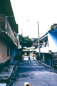 Via pavimentada en el barrio Playon de los Comuneros, Medellin 
PEVAL 1984
Palabras clave: MEJORAMIENTO EL PLAYON
