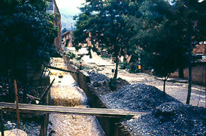 Puentes provisionales y mejoramiento vial en el barrio Playon de los comunero, Medellin 
PEVAL 1984
Palabras clave: MEJORAMIENTO EL PLAYON