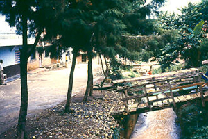 Puente de madera, barrio Playon de los comuneros, Medellin 
PEVAL 1984
Palabras clave: MEJORAMIENTO EL PLAYON