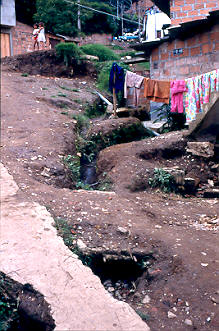  Estado vias de acceso en el asentamiento Los Caunces, Medellin
PEVAL 1984
Palabras clave: MEJORAMIENTO LOS CAUNCES