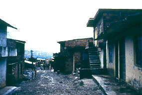 Calle sin pavimentar, asentamiento La Candelaria, Medellin
PEVAL 1984
Palabras clave: MEJORAMIENTO LA CANDELARIA