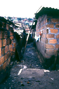 Callejon, asentamiento La Candelaria, Medellin
PEVAL 1984
Palabras clave: MEJORAMIENTO LA CANDELARIA