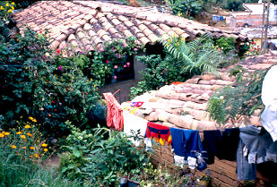  Vista superior de las viviendas, asentamiento Maria Cano, Medellin
PEVAL 1984
Palabras clave: MEJORAMIENTO MARIA CANO