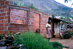 Vivienda en construccion, asentamiento Maria Cano, Medellin
PEVAL 1984
Palabras clave: MEJORAMIENTO MARIA CANO
