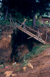 Puente provisional de madera, asentamiento Maria Cano, Medellin
PEVAL 1984
Palabras clave: MEJORAMIENTO MARIA CANO