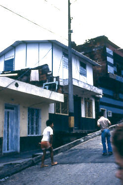 Fachada de viviendas, asentamiento San Martin de Porres, Medellin
PEVAL 1984
Palabras clave: MEJORAMIENTO SAN MARTIN DE PORRES MEDELLIN