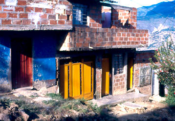  Fachada de vivienda con segundo piso en construccion, asentamiento San Martin de Porres, Medellin
PEVAL 1984
Palabras clave: MEJORAMIENTO SAN MARTIN