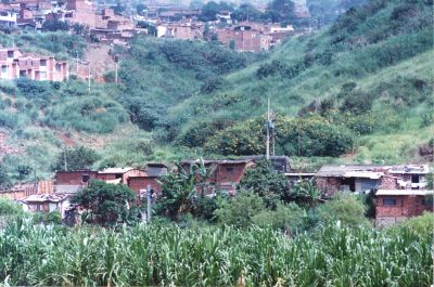 Cuenca quebrada Tinajas izquierda urbanizacion Retoñas a la derecha vertiente del lado de la plaza de ferias 
CEHAP 1996
Palabras clave: MORFOLOGIAS FISICO ESPACIALES