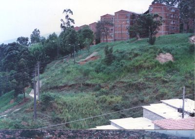 camino peatonal construido por el metro al norte de la urbanizacion Tricentenario 
CEHAP 1996
Palabras clave: MORFOLOGIAS FISICO ESPACIALES