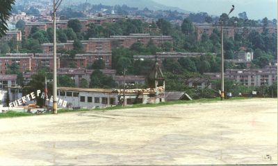 Cancha San Isidro fuerte Palermo y al fondo Tricentenerio
CEHAP 1996
Palabras clave: MORFOLOGIAS FISICO ESPACIALES