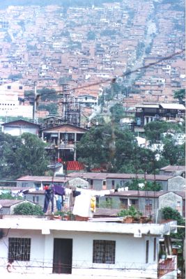 Al fondo calle 95A futura calle de enlace con la calle 93 mediante el intercambio vial
CEHAP 1996
Palabras clave: MORFOLOGIAS ESPACIALES