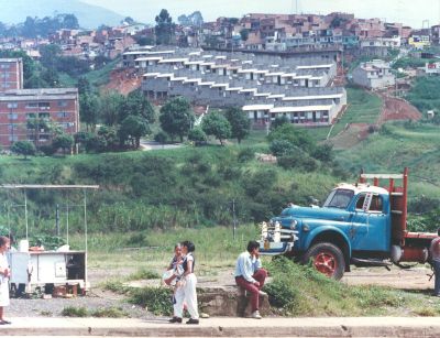 Urbanizacion de terreno aledaño estacion Tricentenario 
CEHAP 1996
Palabras clave: MORFOLOGIAS FISICO ESPACIALES