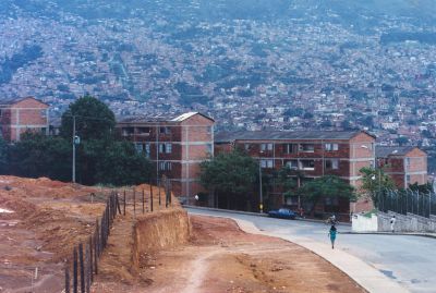 Calle 96A desde la autopista hacia urbanizacion Tricentenario
CEHAP 1996
Palabras clave: Morfologia fisica Tricentenario Medellin