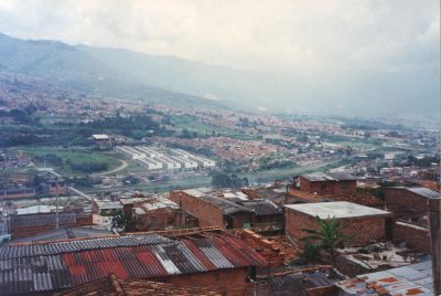 Estacion acevedo del Metro desde arriba 
CEHAP 1996
Palabras clave: Morfologia impacto fisico espacial