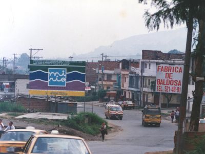 Malla vial en la via regional en las zonas aledañas a las estaciones del metro Acevedo y Tricentenario
CEHAP 1996
Palabras clave: Vias