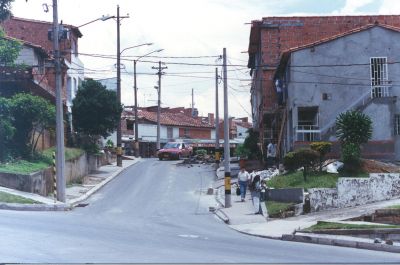 Malla vial zona aledaña a las estaciones Acevedo y Tricentenario 
CEHAP 1996
Palabras clave: Malla vial