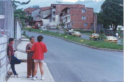 Malla vial zona aledaña a las estaciones Acevedo y Tricentenario 
CEHAP 1996
Palabras clave: Malla vial