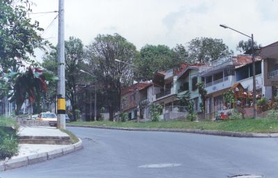 Malla vial zona aledaña a las estaciones Acevedo y Tricentenario 
CEHAP 1996
Palabras clave: Malla vial