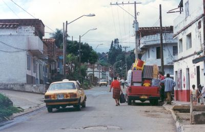 Comercio informal sobre corredor vial carrera 53 hacia el sur calle 94
CEHAP 1996
Palabras clave: Comercio informal