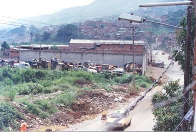 Deshuesadero de autos zona aledaña a las estaciones Acevedo y Tricentenario 
CEHAP 1996
Palabras clave: zonas aledaña a las estaciones Acevedo y Tricentenario