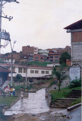 Entrada al recorrido peatonal del barrio Toscana por la autopista norte o a la altura de la escuela de carabineros
CEHAP 1996
Palabras clave: Accesos a recorridos peatonales