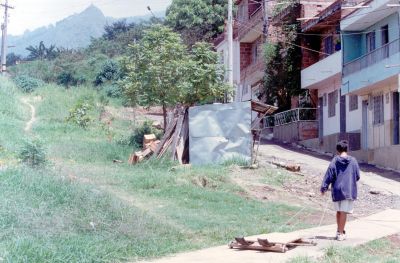 Recorrido peatonal por sendero a la izquierda para autopista norte a la derecha anden para barrio Toscana 
CEHAP 1996
Palabras clave: Senderos peatonales