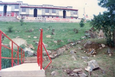 Puente peatonal y sendero hacia urbanizacion Caribia 
CEHAP 1996
Palabras clave: Senderos peatonales