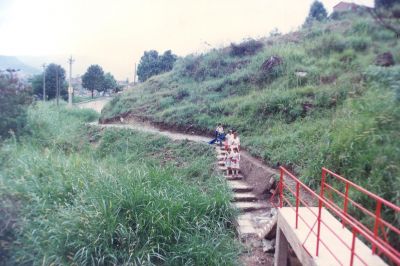 Recorrido hacia puente peatonal y sendero hacia urbanizacion Caribia 
CEHAP 1996
Palabras clave: Senderos peatonales