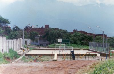 Plaza polideportiva urbanizacion Plaza Colon acceso peatonal por el lado occidental al fondo quebrada y barrio Toscana 
CEHAP 1996
Palabras clave: Acceso peatonal
