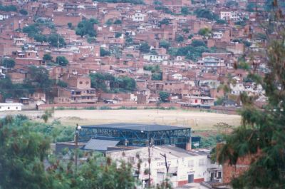 Noroccidente a sur oriente area libre utilizada como cancha futura oreja de intercambio vial
CEHAP 1996
Palabras clave: Zonas de multiples usos