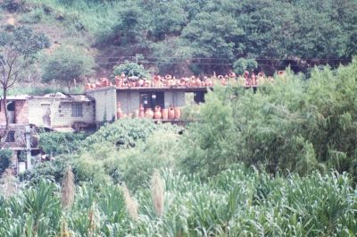 Establecimiento de actividad economica en la paralela al Rio
CEHAP 1996
Palabras clave: USO DEL SUELO