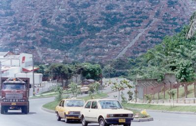 Via al barrio Boyaca las brisas desde la autopista norte a la altura de Zenu
CEHAP 1996
Palabras clave: Malla vial Medellin Vialidad