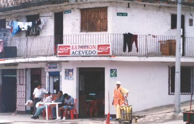 Cafeteria en la calle 108 con carrera 52 cerca a la Estacion Acevedo del Metro de Medellin
CEHAP 1996
Palabras clave: Actividad economica