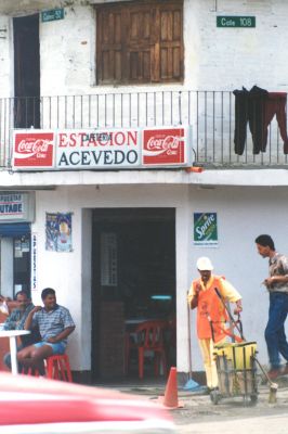Cafeteria en la calle 108 con carrera 52 cerca a la Estacion Acevedo del Metro de Medellin
CEHAP 1996
Palabras clave: Actividad economica