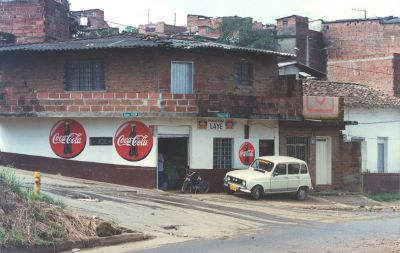 Cafeteria en la calle 103b con carrera 52 Medellin
CEHAP 1996
Palabras clave: Actividad economica