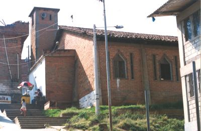 Costado trasero de iglesia San Judas del barrio Castilla de Medellin
CEHAP 1996
Palabras clave: Castilla