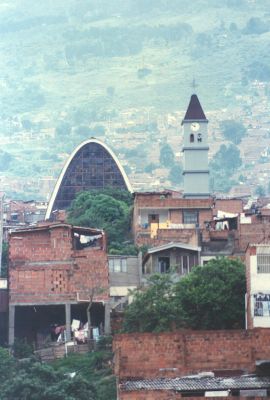 Barrio Castilla de Medellin, al fondo Iglesia San Judas
CEHAP 1996
Palabras clave: Iglesias Castilla