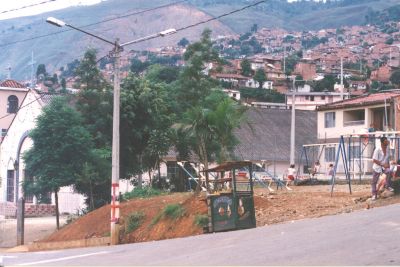 Espacio de Juegos infantiles en la Zona Nororiental de Medellin
CEHAP 1996
Palabras clave: Zonas recreativas