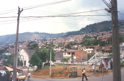 Glorieta de la esquina 107 con carrera 48 mirando al noroccidente de Medellin
CEHAP 1996
Palabras clave: Malla vial Medellin Vialidad
