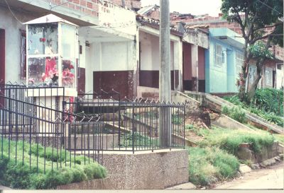 Imagen corazon de jesus sobre carrera 53 con calle 94, lugar donde se celebra misa en el barrio san Isidro, Medellin
CEHAP 1996
Palabras clave: Infraestructura barrial Religiosidad popular