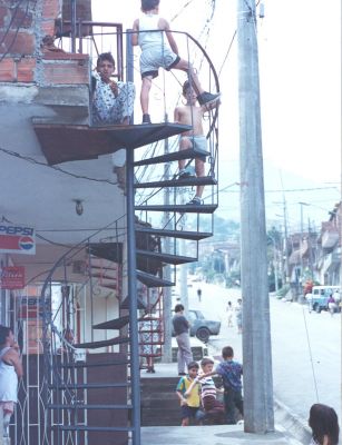 Escalinatas en caracol de acceso a vivienda en barrio popular de Medellin
CEHAP 1996
Palabras clave: Infraestructura barrial