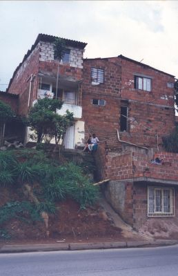 Vivienda popular de varias plantas en zona nororiental
CEHAP 1996
Palabras clave: VIVIENDA MEDELLIN