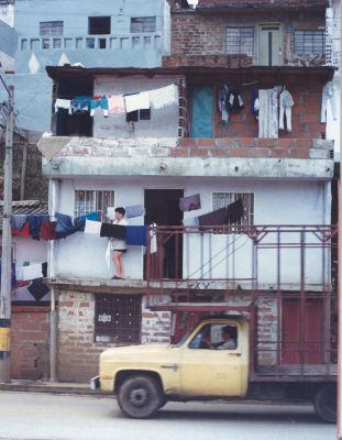 Vivienda popular de varias plantas en la zona Nororiental
CEHAP 1996
Palabras clave: VIVIENDA MEDELLIN