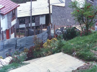 Entrada sendero peatonal desde barrio Belalcazar calle 102 hacia urbanizacion Caribia 
CEHAP 1996
Palabras clave: Sendero peatonal