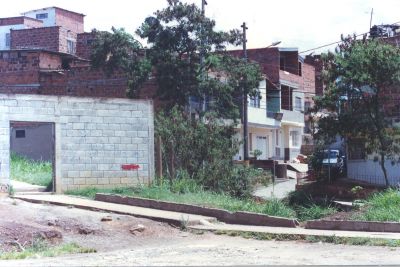 Puerta urbana a la izquierda para salir a autopista norte a la derecha barrio Toscana 
CEHAP 1996
Palabras clave: Acceso peatonal
